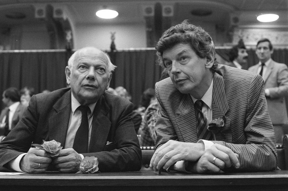 Beediging (nieuw) gekozen leden Tweede Kamer PvdA-fractievoorzitter den Uyl (l, Bestanddeelnr 933-6757