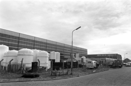 Bedrijf Mulder Vogem te Nieuw Vennep failliet de fabriek, links enorme vaten, Bestanddeelnr 922-0716
