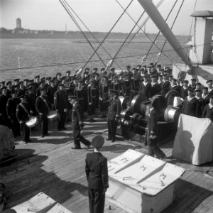 Beediging en lunch Afbeelding van de Vulcaan IJmuiden, Bestanddeelnr 902-3513