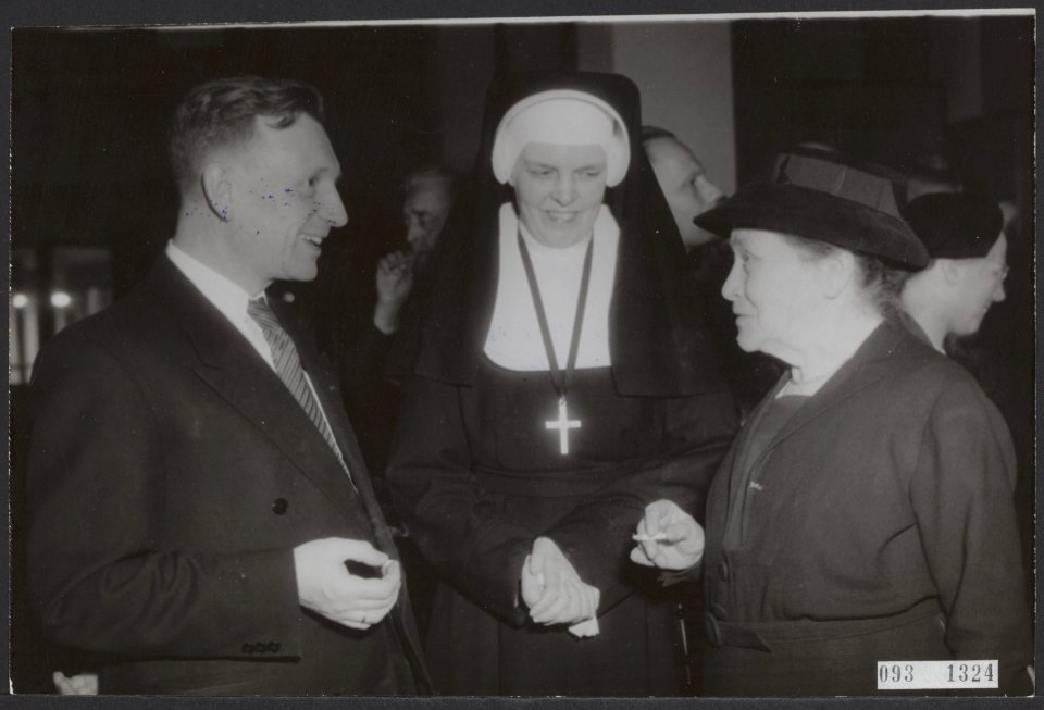 Beedigingen, ministers, humanitaire hulp, katholicisme, Emilie Zr, Florence Nigh, Bestanddeelnr 093-1324