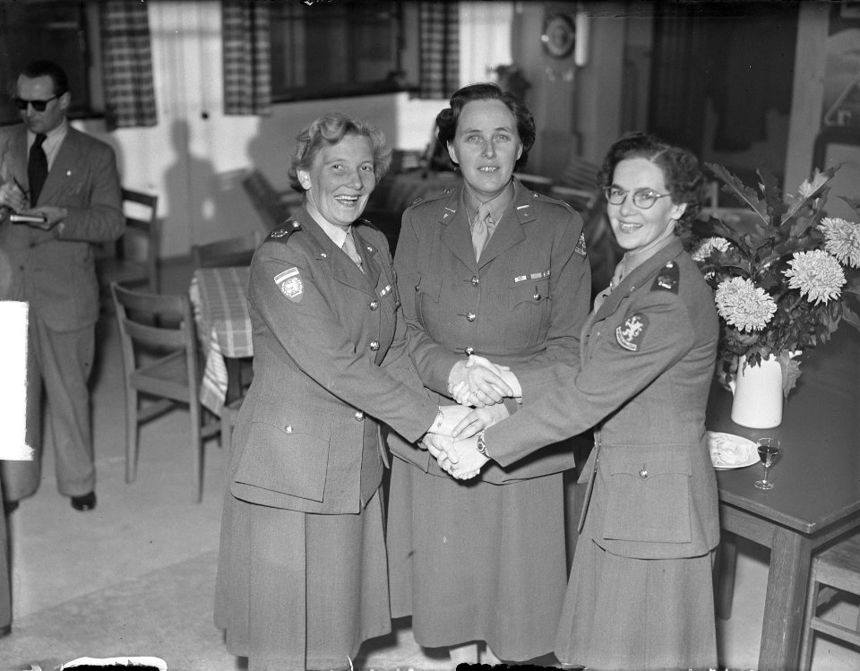 Beediging Zr. K.M. Koopman en F. van der Plas door Minister C.E. Smit-Disternisk, Bestanddeelnr 904-2618