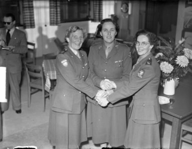 Beediging Zr. K.M. Koopman en F. van der Plas door Minister C.E. Smit-Disternisk, Bestanddeelnr 904-2618
