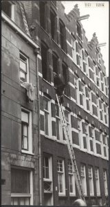 Bedrijfsbrand in emmen en verschillende door een pyromaam veroorzaakte woningbra, Bestanddeelnr 043-1216