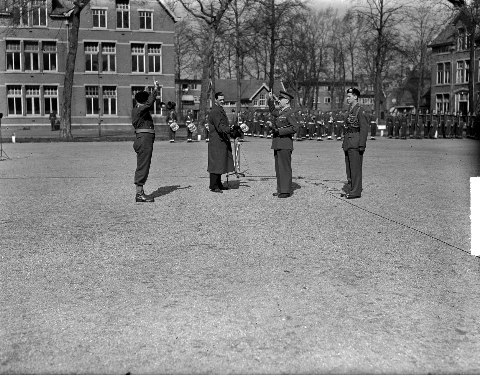 Beediging 11 officieren van Nationale Reserve door Luitenant Generaal Mr. H.-J. , Bestanddeelnr 903-2914