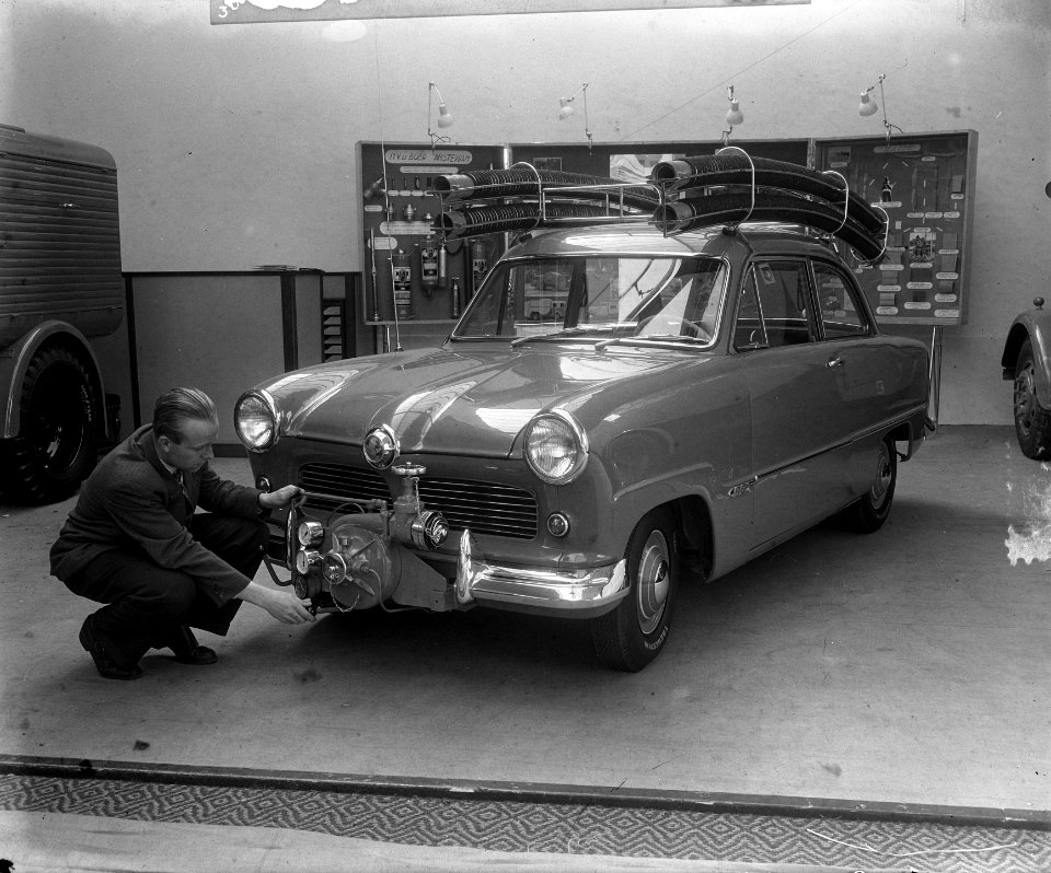 Bedrijfsautotentoonstelling RAI Ford Taunus brandweerwagen, Bestanddeelnr 934-5467