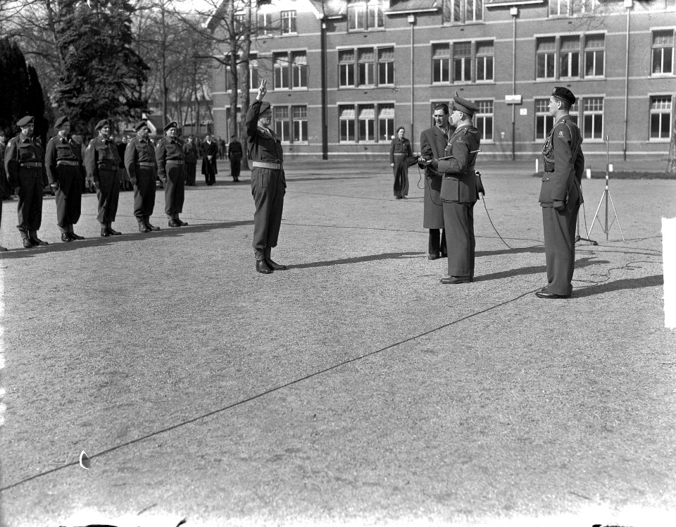 Beediging 11 officieren van Nationale Reserve door Luitenant Generaal Mr. H.-J. , Bestanddeelnr 903-2912