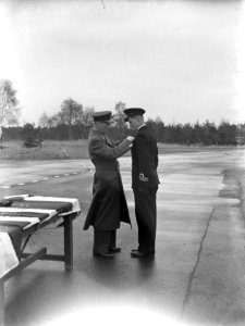 Beediging officieren Leger- en Marine Luchtmacht . Konolel Aler spelt wings op, Bestanddeelnr 902-5216