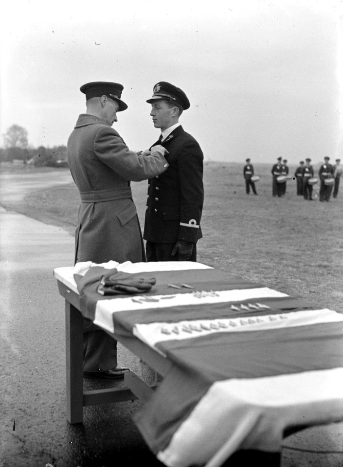 Beediging officieren Leger- en Marine Luchtmacht . Konolel Aler spelt wings op, Bestanddeelnr 902-5218
