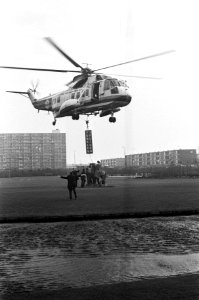 Beeld van St Elisabeth en het rozenwonder (van Mari Andriessen) wordt per hel, Bestanddeelnr 925-2157
