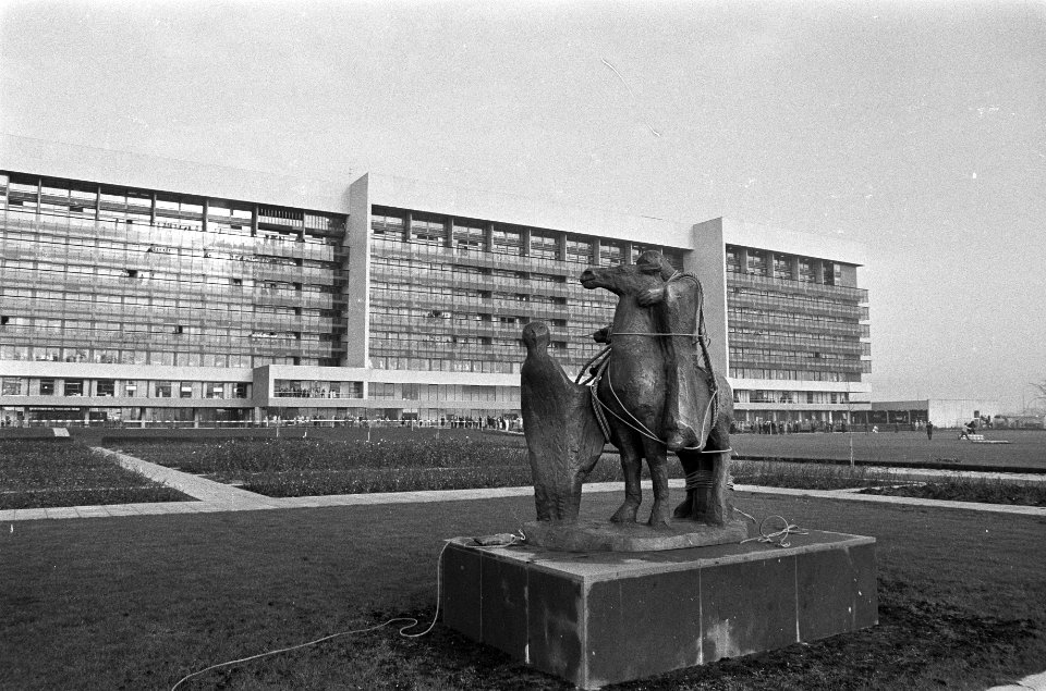 Beeld van St Elisabeth en het rozenwonder (van Mari Andriessen) wordt per hel, Bestanddeelnr 925-2151
