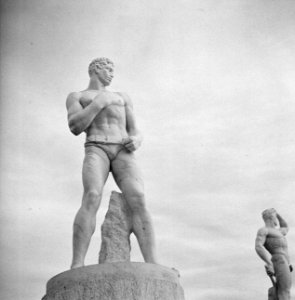Beeld van een worstelaar in het Stadio dei Marmi onderdeel van het sportcomplex , Bestanddeelnr 191-1329