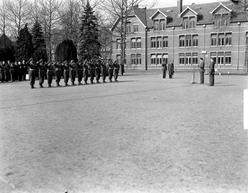 Beediging 11 officieren van Nationale Reserve door Luitenant Generaal Mr. H.-J. , Bestanddeelnr 903-2913