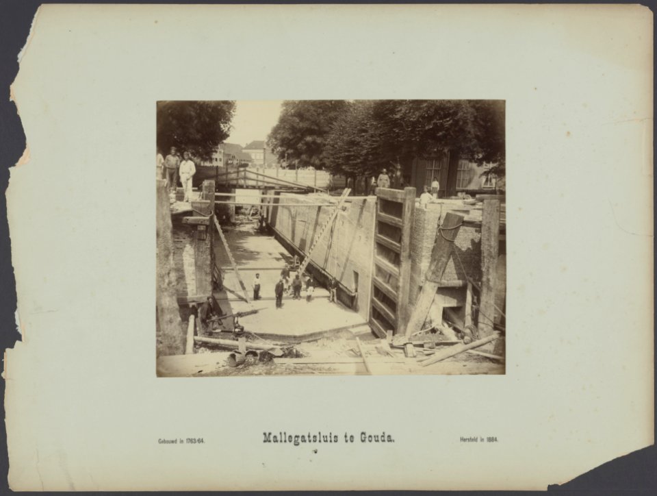 Beeld van het inwendige van de sluis tijdens de verbouwing, gezien vanuit een pu, Bestanddeelnr 404