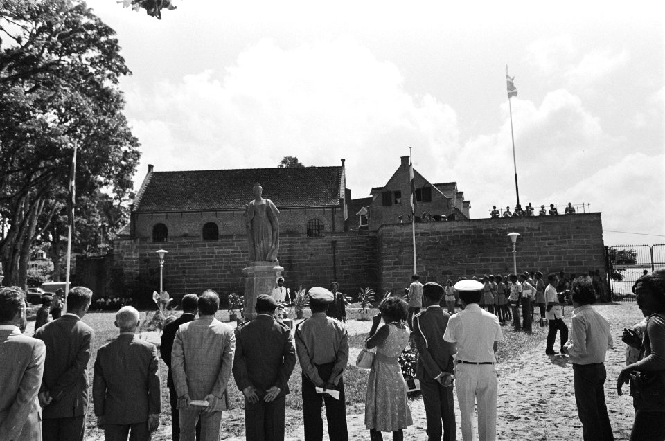 Beeld van Koningin Wilhelmina bij Fort Zeelandia in Paramaribo geplaatst (overzi, Bestanddeelnr 928-7630