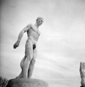 Beeld van een zwemmer in het Stadio dei Marmi onderdeel van het sportcomplex For, Bestanddeelnr 191-1333