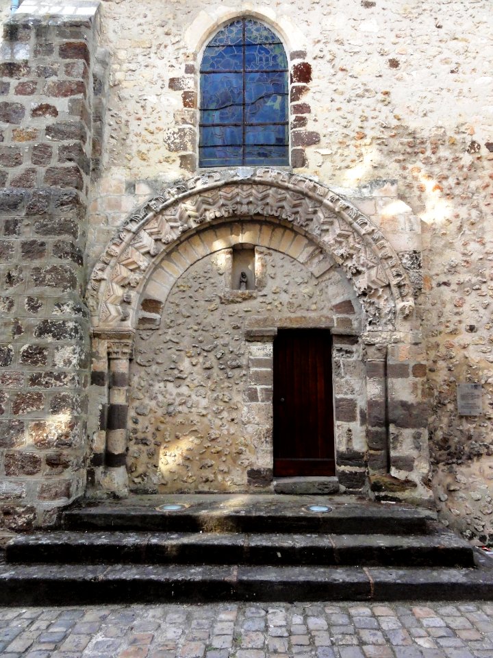 Beaumont-sur-Sarthe (Sarthe) église, extérieur, porte latérale