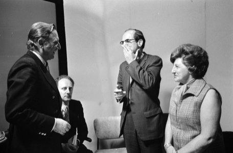 Beekmans (D66) in gesprek met Drees jr. en Van Veenendaal (geheel rechts) van D…, Bestanddeelnr 924-5019