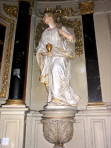Beaumont-sur-Sarthe (Sarthe) église, statue d'une sainte