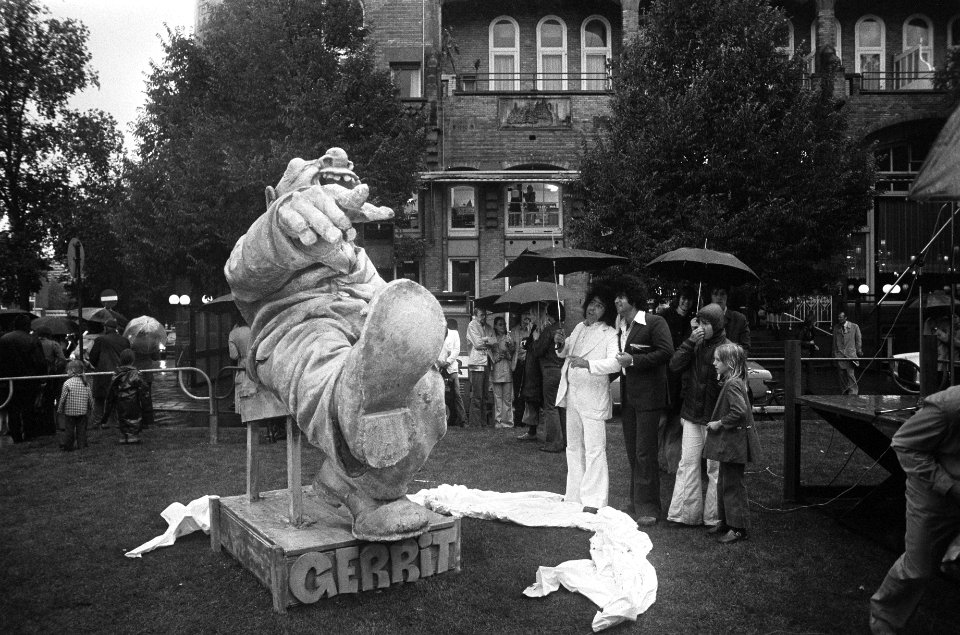 Beeld De lachende theaterbezoeker Gerrit onthuld op Leidseplein te A'dam door , Bestanddeelnr 927-4329