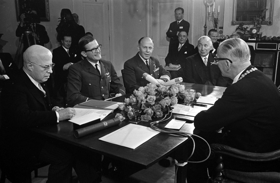 Beel, vice-voorzitter Raad van State, tekent de akte. Vlnr. Beel, Pieter van Vol, Bestanddeelnr 921-2703