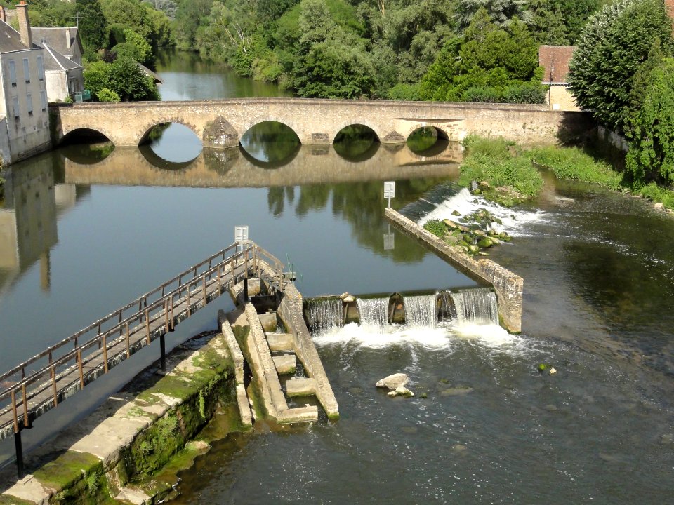 Beaumont-sur-Sarthe (Sarthe) La Sarthe et le vieux pont (02)