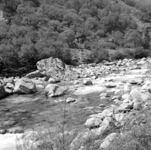 Beek in het Maggia dal, een van de dalen van Tessin, Bestanddeelnr 254-5098