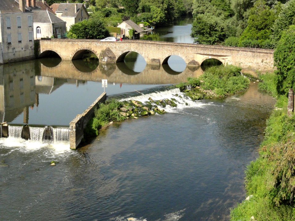 Beaumont-sur-Sarthe (Sarthe) La Sarthe et le vieux pont (01)