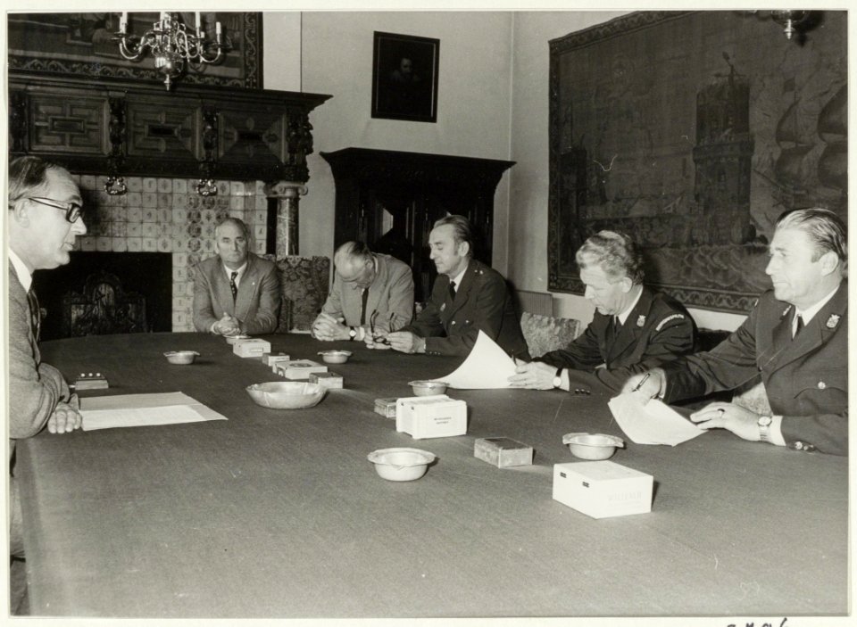 Beediging van de heren H. Visser en J. Derksen als agenten van de reinigingspolitie, in het stadhuis door wethouder L. v.d. Berg