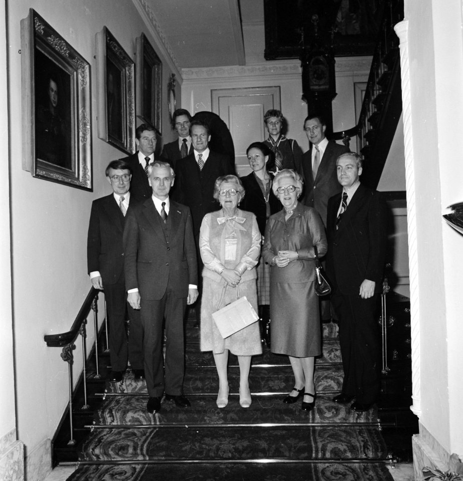 Beediging van 10 van 16 staatssecretarissen op Soestdijk 1e rij v.l.n.r. mr. Ko, Bestanddeelnr 929-5039