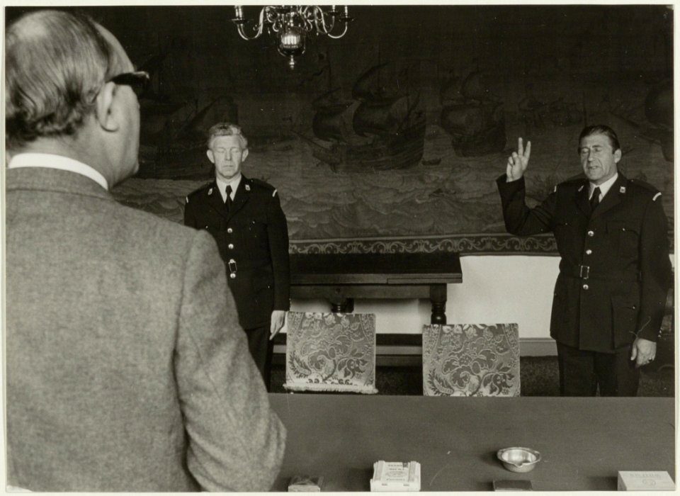 Beediging van de heren H. Visser en J. Derksen als agenten van de reinigingspolitie, in het stadhuis door wethouder L. v.d. Berg. NL-HlmNHA 54003797