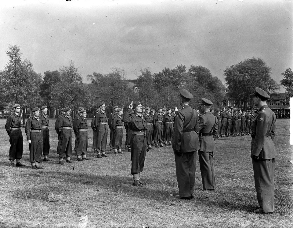Beediging te Amersfoort van 60 officieren van de Geneeskundige-dienst troepen, Bestanddeelnr 904-2429