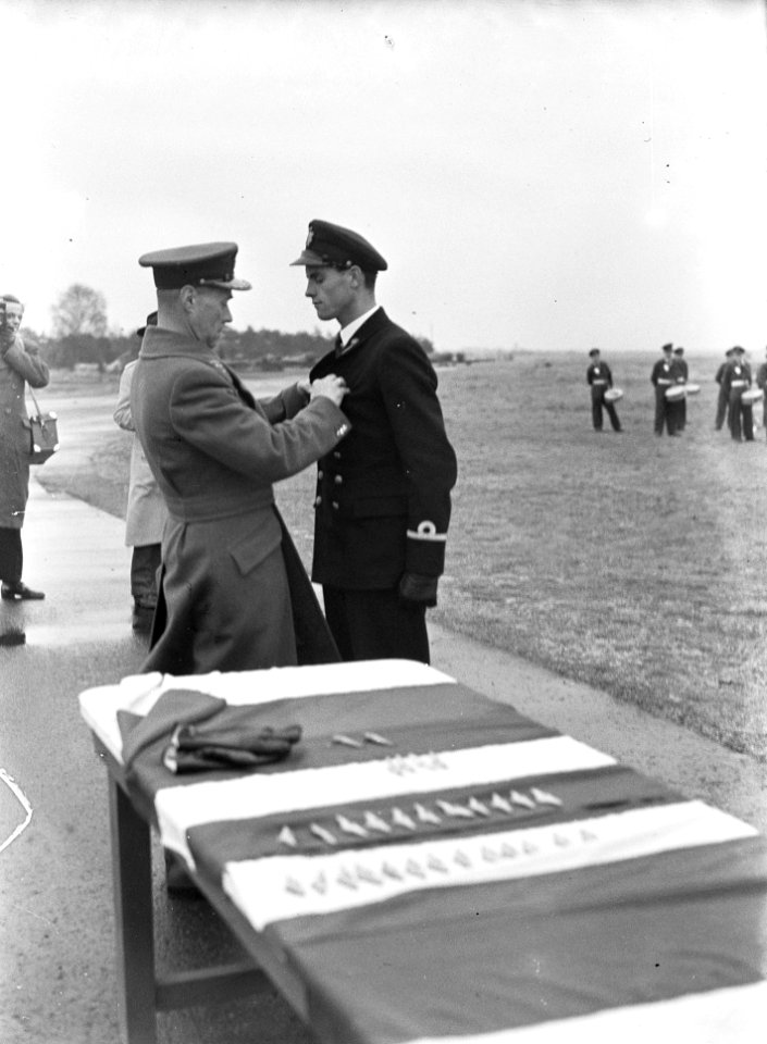 Beediging officieren Leger- en Marine Luchtmacht . Konolel Aler spelt wings op, Bestanddeelnr 902-5217