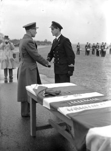 Beediging officieren Leger- en Marine Luchtmacht . Konolel Aler feliciteert, Bestanddeelnr 902-5219