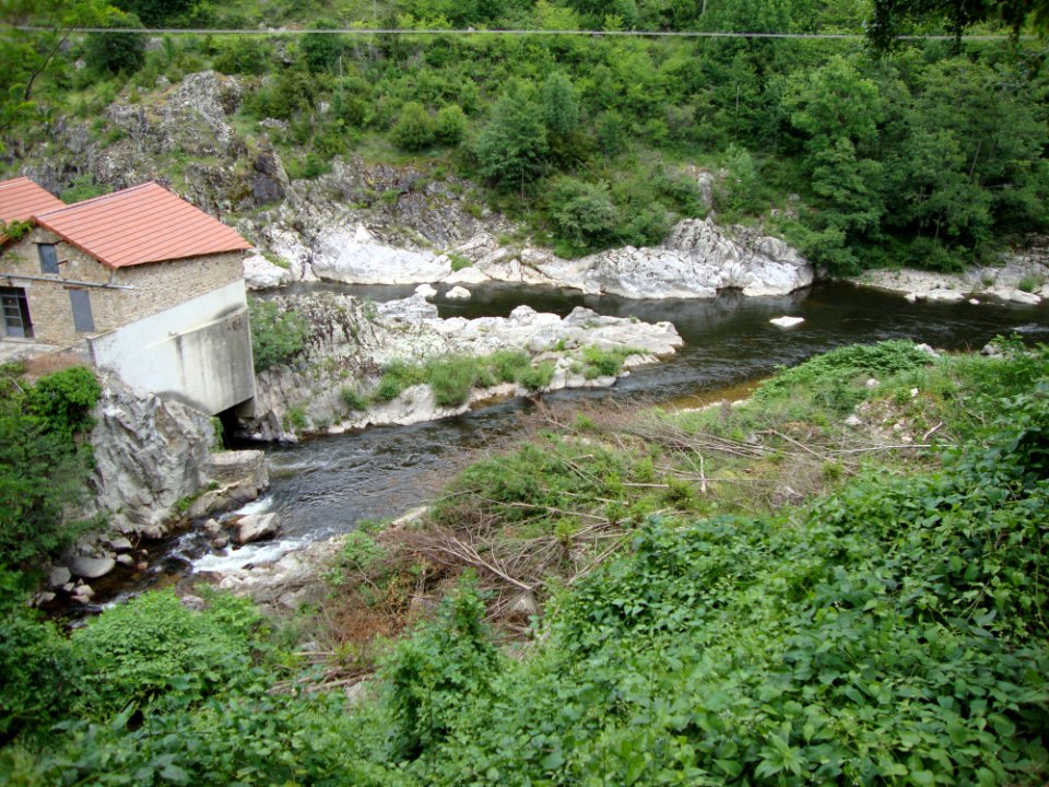 Beauvène, (Ardèche, Fr) le Talaron (à gauche) débouchant dans l'Eyrieux