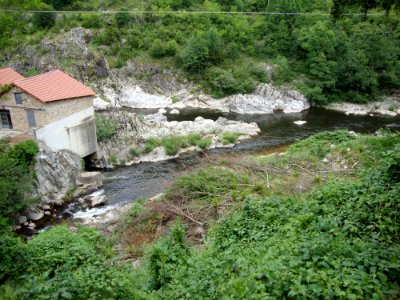 Beauvène, (Ardèche, Fr) le Talaron (à gauche) débouchant dans l'Eyrieux