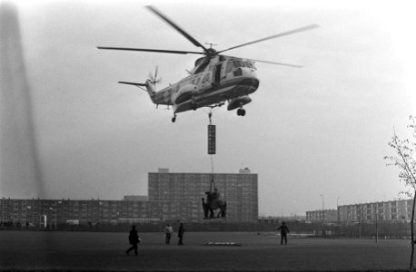 Beeld van St Elisabeth en het rozenwonder (van Mari Andriessen) wordt per hel, Bestanddeelnr 925-2158