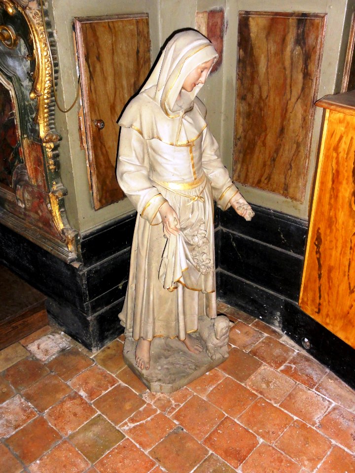 Beaumont-sur-Sarthe (Sarthe) église, statue d'une sainte bergère