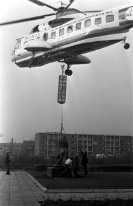 Beeld van St Elisabeth en het rozenwonder (van Mari Andriessen) wordt per hel, Bestanddeelnr 925-2153