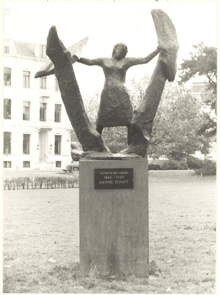Beeld van verzetsstrijdster Hannie Schaft, vervaardigd door Truus Menger, in het Kenaupark. NL-HlmNHA 54021232