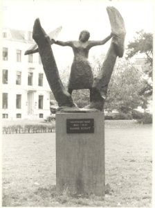 Beeld van verzetsstrijdster Hannie Schaft, vervaardigd door Truus Menger, in het Kenaupark. NL-HlmNHA 54021232