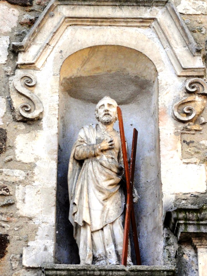 Beaumont-sur-Sarthe (Sarthe) église, extérieur statue façade (01)