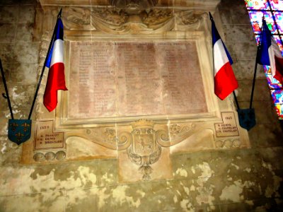 Beaumont-sur-Sarthe (Sarthe) église, plaque commémorant les soldats morts pour la France