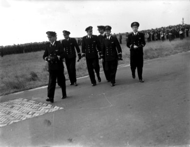 Beediging vliegers. Gilze Rijen. ( P. Hechting neemt hoed af), Bestanddeelnr 902-2928