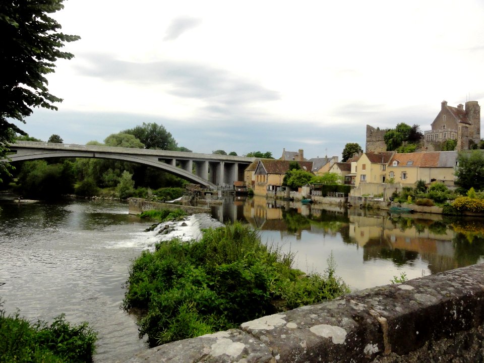 Beaumont-sur-Sarthe (Sarthe) pont routier vue du pont romain