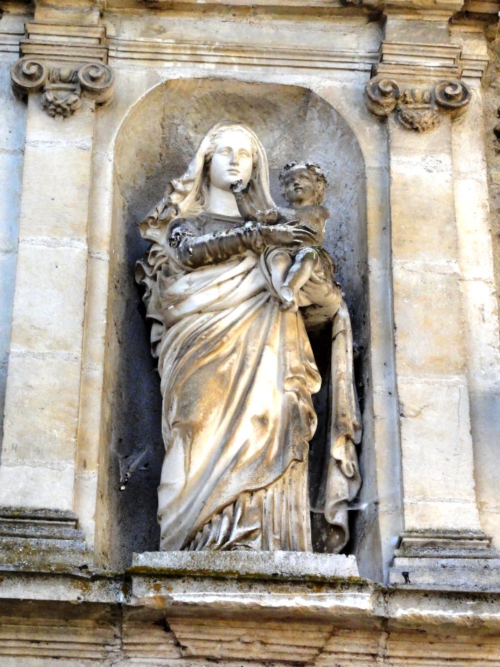 Beaumont-sur-Sarthe (Sarthe) église, extérieur statue façade (02)
