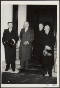 Beedigingen, ministers, Albregts A.H.m., Mulderije, Hendrik, Staf, Kees, Bestanddeelnr 050-0787