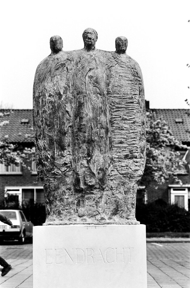Beeld Eendracht van beeldhouwer Aart Lamberts aan de Aalbersestraat in Geuzeve, Bestanddeelnr 930-8132