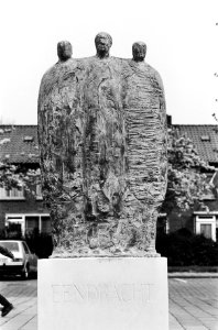 Beeld Eendracht van beeldhouwer Aart Lamberts aan de Aalbersestraat in Geuzeve, Bestanddeelnr 930-8132