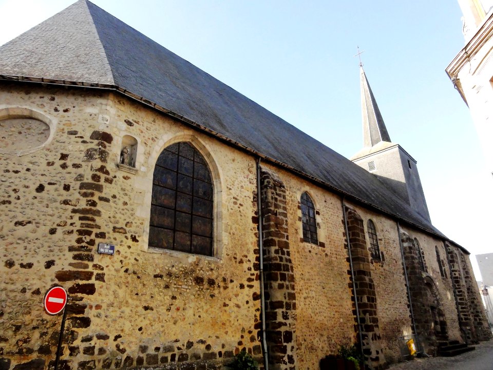 Beaumont-sur-Sarthe (Sarthe) église, extérieur (02)