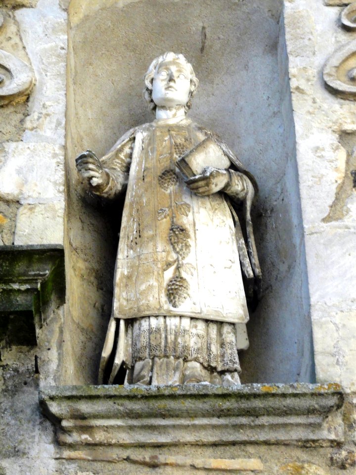 Beaumont-sur-Sarthe (Sarthe) église, extérieur statue façade (03)
